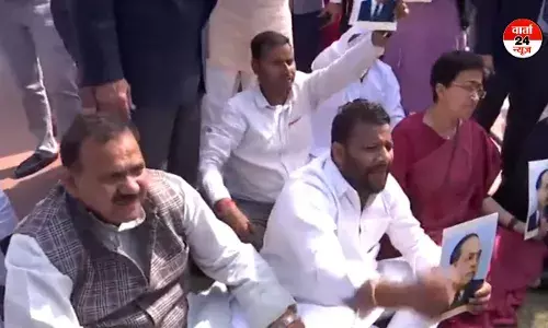 दिल्ली विधानसभा में हंगामा, विपक्ष की नेता आतिशी सहित AAP के सारे विधायक पूरे दिन के लिए निलंबित दिल्ली विधानसभा में हंगामा, विपक्ष की नेता आतिशी सहित AAP के सारे विधायक पूरे दिन के लिए निलंबित