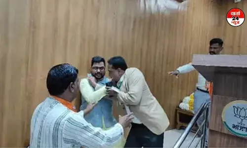 भाजपा अल्पसंख्यक मोर्चा की बैठक में आपस में भिड़े नेता, दो नेताओं के बीच हुई हाथापाई, जानें क्यों भाजपा अल्पसंख्यक मोर्चा की बैठक में आपस में भिड़े नेता, दो नेताओं के बीच हुई हाथापाई, जानें क्यों