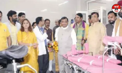 सांसद और विधायक ने किया डूंडाहेड़ा क्रॉसिंग अस्पताल का निरीक्षण, CMO-CMS के साथ की बैठक