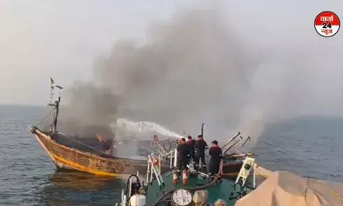 ... जब बीच समंदर में धधक उठा आग का शोला! जानें तटरक्षक बल ने कैसे 18 मछुआरों की जान बचाई ... जब बीच समंदर में धधक उठा आग का शोला! जानें तटरक्षक बल ने कैसे 18 मछुआरों की जान बचाई