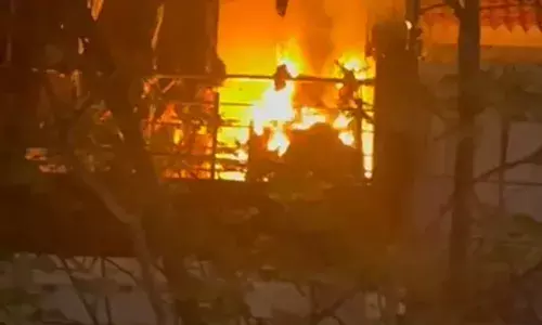 शालीमार गार्डन में इन्वर्टर की बैटरी फटने से घर में लगी आग, बड़ा हादसा टला शालीमार गार्डन में इन्वर्टर की बैटरी फटने से घर में लगी आग, बड़ा हादसा टला