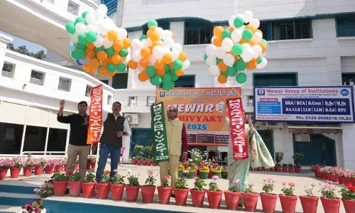 आकाश में रंगीन गुब्बारे और कबूतर छोड़कर हुआ चार दिवसीय ’मेवाड़-2025’ अभिव्यक्ति का रंगारंग आगाज़ आकाश में रंगीन गुब्बारे और कबूतर छोड़कर हुआ चार दिवसीय ’मेवाड़-2025’ अभिव्यक्ति का रंगारंग आगाज़