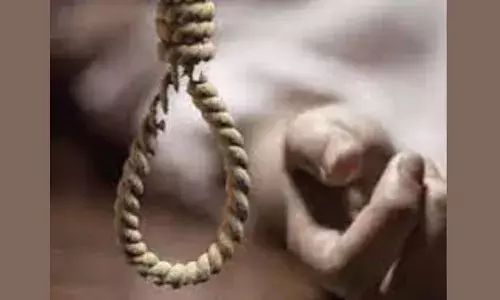घर के अंदर युवक का शव फंदे पर लटका हुआ मिला घर के अंदर युवक का शव फंदे पर लटका हुआ मिला