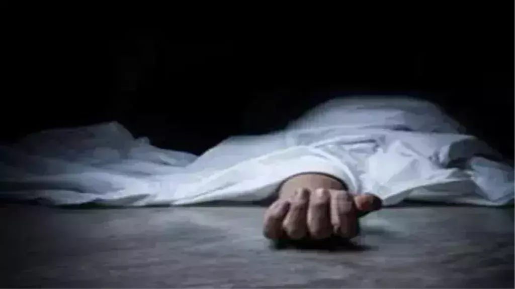 सड़क किनारे मिला अज्ञात व्यक्ति का शव, लोगों ने पुलिस को सूचना दी सड़क किनारे मिला अज्ञात व्यक्ति का शव, लोगों ने पुलिस को सूचना दी