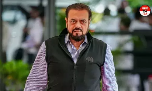 औरंगजेब पर बयान के बाद SP नेता अबू आसिम आजमी महाराष्ट्र विधानसभा से निलंबित औरंगजेब पर बयान के बाद SP नेता अबू आसिम आजमी महाराष्ट्र विधानसभा से निलंबित