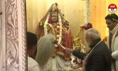 उत्तराखंड में शीतकालीन पर्यटन को बढ़ावा देने पहुंचे प्रधानमंत्री मोदी, गंगोत्री के मुखबा में की मां गंगा की पूजा उत्तराखंड में शीतकालीन पर्यटन को बढ़ावा देने पहुंचे प्रधानमंत्री मोदी, गंगोत्री के मुखबा में की मां गंगा की पूजा