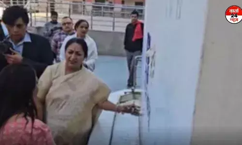 रेखा गुप्ता ने स्कूल का किया औचक निरीक्षण! टीचर से पूछा-नलों में क्यों नहीं आ रहा है पानी ? और फिर... रेखा गुप्ता ने स्कूल का किया औचक निरीक्षण! टीचर से पूछा-नलों में क्यों नहीं आ रहा है पानी ? और फिर...