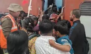 अयोध्या से दिल्ली जा रही ट्रेन में बम की मिली धमकी, रेलवे प्रशासन और सुरक्षा एजेंसियां अलर्ट अयोध्या से दिल्ली जा रही ट्रेन में बम की मिली धमकी, रेलवे प्रशासन और सुरक्षा एजेंसियां अलर्ट