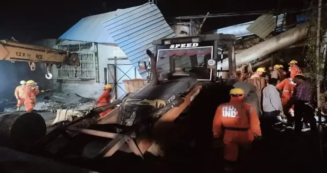 पंजाब में बॉयलर फटने से छत गिरी, मलबे में दबने से एक की मौत, कई घायल पंजाब में बॉयलर फटने से छत गिरी, मलबे में दबने से एक की मौत, कई घायल