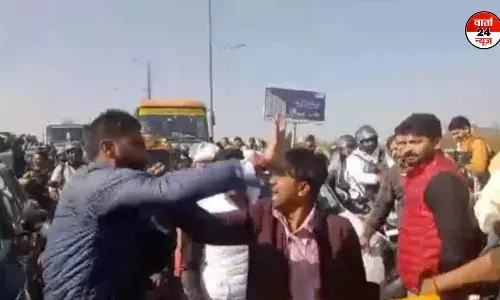 गाजीपुर में गोली मारकर व्यक्ति की हत्या, आक्रोशित परिजनों ने एनएच 24 किया जाम, यूपी बॉर्डर पर ठहरा ट्रैफिक गाजीपुर में गोली मारकर व्यक्ति की हत्या, आक्रोशित परिजनों ने एनएच 24 किया जाम, यूपी बॉर्डर पर ठहरा ट्रैफिक