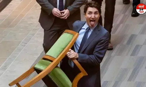 कनाडा के पूर्व पीएम जस्टिन ट्रूडो के विदाई की तस्वीर वायरल, कुर्सी पकड़कर जाते दिखे