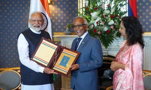 मॉरीशस के पीएम ने पीएम मोदी को सर्वोच्च नागरिक पुरस्कार से किया सम्मानित, सम्मान पाने वाले पहले भारतीय बने मॉरीशस के पीएम ने पीएम मोदी को सर्वोच्च नागरिक पुरस्कार से किया सम्मानित, सम्मान पाने वाले पहले भारतीय बने