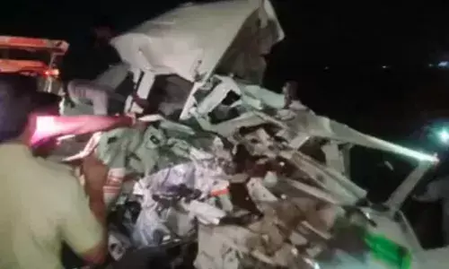 मध्य प्रदेश : गैस टैंकर और कार की टक्कर में पांच लोगों की मौत, चार घायल मध्य प्रदेश : गैस टैंकर और कार की टक्कर में पांच लोगों की मौत, चार घायल