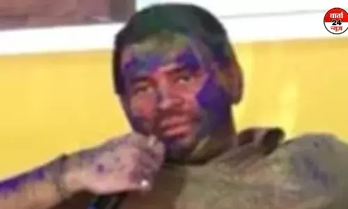 तेजप्रताप यादव ने पुलिसकर्मी से लगवाए ऐसे ठुमके, वीडियो हुआ वायरल तेजप्रताप यादव ने पुलिसकर्मी से लगवाए ऐसे ठुमके, वीडियो हुआ वायरल