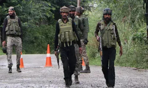 कुपवाड़ा में आतंकियों के साथ सेना के जवानों की चल रही मुठभेड़ कुपवाड़ा में आतंकियों के साथ सेना के जवानों की चल रही मुठभेड़