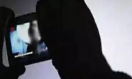 प्रोफेसर के फोन में मिले 59 अश्लील वीडियो, हाथरस की हैरान कर देने वाली घटना