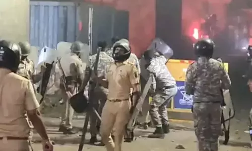 नागपुर हिंसा: औरंगजेब की कब्र गिराने पर इनाम की घोषणा नागपुर हिंसा: औरंगजेब की कब्र गिराने पर इनाम की घोषणा