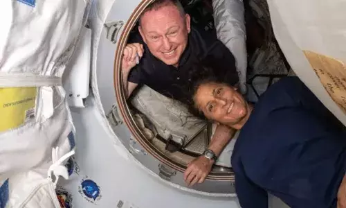 9 महीने बाद सुनीता विलियम्स ने धरती पर रखा कदम, भारत में भी खुशी का माहौल 9 महीने बाद सुनीता विलियम्स ने धरती पर रखा कदम, भारत में भी खुशी का माहौल