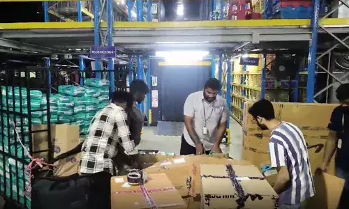 चेन्नई में अमेज़न और फ्लिपकार्ट के गोदामों पर छापा, 36 लाख के गैर-प्रमाणित उत्पाद जब्त चेन्नई में अमेज़न और फ्लिपकार्ट के गोदामों पर छापा, 36 लाख के गैर-प्रमाणित उत्पाद जब्त