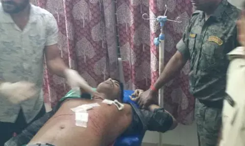 तनिष्क लूट कांड का बदमाश पुलिस मुठभेड़ के बाद ढेर हुआ, तीन पुलिसकर्मी भी घायल तनिष्क लूट कांड का बदमाश पुलिस मुठभेड़ के बाद ढेर हुआ, तीन पुलिसकर्मी भी घायल