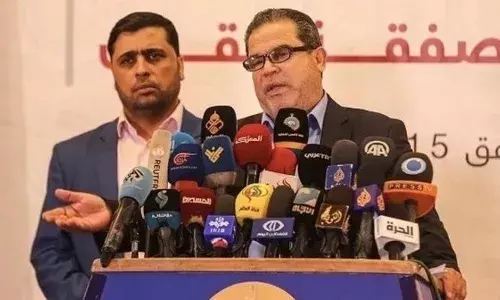 गाजा में इसरायली हमले में हमास नेता और उनकी पत्नी की मौत गाजा में इसरायली हमले में हमास नेता और उनकी पत्नी की मौत