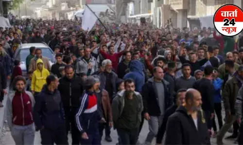 हमास के खिलाफ गाजा में फिलिस्तीनी नागरिकों ने किया प्रदर्शन, सफेद झंडे लहराकर शांति की मांग हमास के खिलाफ गाजा में फिलिस्तीनी नागरिकों ने किया प्रदर्शन, सफेद झंडे लहराकर शांति की मांग