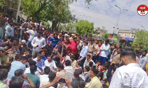 वीर तेजाजी मंदिर की मूर्ति तोड़ने से सुलगा जयपुर, प्रदर्शनकारियों का बवाल, टोंक रोड जाम वीर तेजाजी मंदिर की मूर्ति तोड़ने से सुलगा जयपुर, प्रदर्शनकारियों का बवाल, टोंक रोड जाम