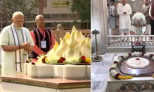 नागपुर दौरे पर प्रधानमंत्री नरेंद्र मोदी, सदाशिव गोलवलकर को श्रद्धांजलि अर्पित की नागपुर दौरे पर प्रधानमंत्री नरेंद्र मोदी, सदाशिव गोलवलकर को श्रद्धांजलि अर्पित की