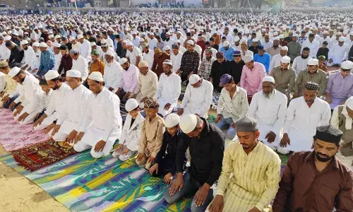 ईद मुबारक : नमाज के बाद लोगों ने गले लगा कर दी एक दूसरे को ईद की शुभकामनाएं, यूपी में सड़क पर नहीं हुई नमाज ईद मुबारक : नमाज के बाद लोगों ने गले लगा कर दी एक दूसरे को ईद की शुभकामनाएं, यूपी में सड़क पर नहीं हुई नमाज