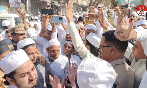 ईदगाह मैदान में नमाजियों को रोकने पर हंगामा, पुलिस से नोकझोंक, जानें पूरा मामला ईदगाह मैदान में नमाजियों को रोकने पर हंगामा, पुलिस से नोकझोंक, जानें पूरा मामला