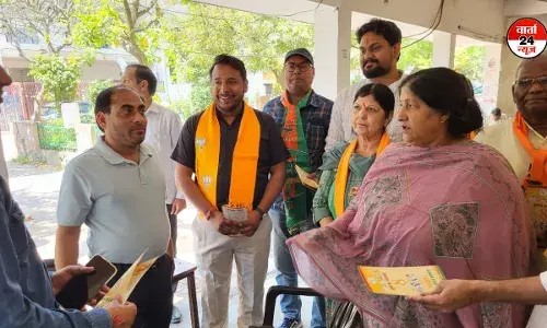 उत्तर प्रदेश सरकार के 8 वर्ष पूर्ण होने पर महापौर ने नेहरू नगर में घर घर वितरण किए योजनाओं के पत्रक