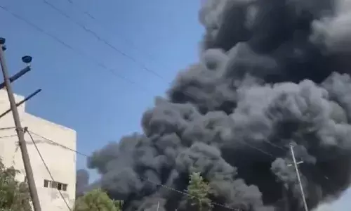 ग्रेटर नोएडा की कूलर फैक्ट्री में लगी भीषण आग, दमकल की गाड़ी मौके पर मौजूद, लोगों को बाहर निकाला गया ग्रेटर नोएडा की कूलर फैक्ट्री में लगी भीषण आग, दमकल की गाड़ी मौके पर मौजूद, लोगों को बाहर निकाला गया