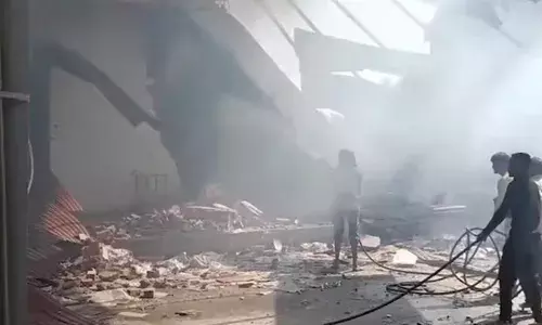 गुजरात पटाखा फैक्ट्री हादसा: बॉयलर विस्फोट में 21 मजदूरों की मौत, मलबे में दबे लोगों की तलाश जारी गुजरात पटाखा फैक्ट्री हादसा: बॉयलर विस्फोट में 21 मजदूरों की मौत, मलबे में दबे लोगों की तलाश जारी