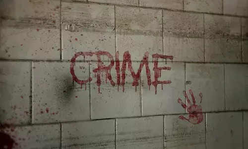 शर्मनाक तेलंगाना: मंदिर के पास पति को पेड़ से बांध किया महिला से दुष्कर्म, 7 गिरफ्तार शर्मनाक तेलंगाना: मंदिर के पास पति को पेड़ से बांध किया महिला से दुष्कर्म, 7 गिरफ्तार