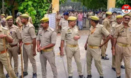 Wakf Amendment Bill: यूपी के कई शहरों में अलर्ट जारी, पुलिस की छुट्टियां कैंसिल Wakf Amendment Bill: यूपी के कई शहरों में अलर्ट जारी, पुलिस की छुट्टियां कैंसिल