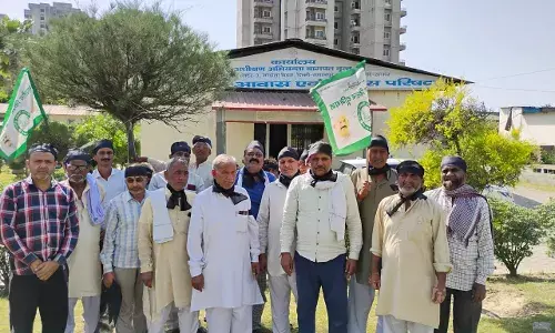 सीएम योगी से मुलाकात ना होने पर धरने पर बैठे किसानों ने किया विरोध प्रदर्शन सीएम योगी से मुलाकात ना होने पर धरने पर बैठे किसानों ने किया विरोध प्रदर्शन