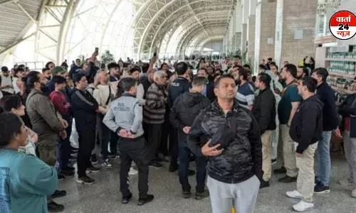 तुर्किए के दियारबाकिर एयरपोर्ट पर मुंबई आने वाली फ्लाइट के 250 यात्री घंटों से फंसे, जानें वजह तुर्किए के दियारबाकिर एयरपोर्ट पर मुंबई आने वाली फ्लाइट के 250 यात्री घंटों से फंसे, जानें वजह