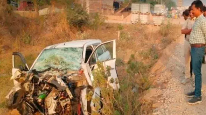 अंतिम संस्कार में शामिल होने जा रहे कार सवार तीन लोगों की सड़क हादसे में मौत हो गई अंतिम संस्कार में शामिल होने जा रहे कार सवार तीन लोगों की सड़क हादसे में मौत हो गई