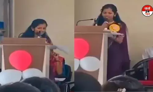 हृदयविदारक हादसा: भाषण देने के दौरान मंच पर अचानक गिरी 20 वर्षीय छात्रा, दिल का दौरा पड़ने से मौत हृदयविदारक हादसा: भाषण देने के दौरान मंच पर अचानक गिरी 20 वर्षीय छात्रा, दिल का दौरा पड़ने से मौत