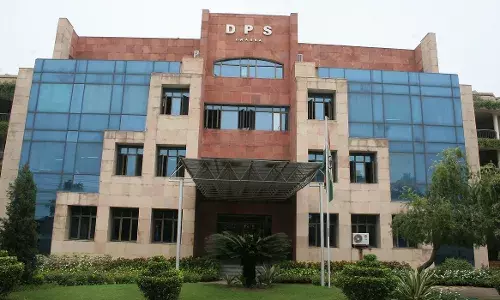 फीस बढ़ोतरी को लेकर निजी स्कूलों की मनमानी पर फूटा अभिभावकों का गुस्सा, डीपीएस द्वारका के बाहर प्रदर्शन