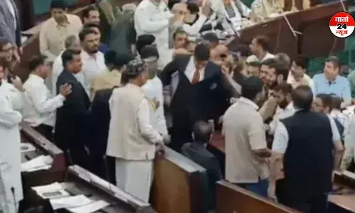 Waqf Law 2025: जम्मू-कश्मीर विधानसभा में तीसरे दिन भी जोरदार हंगामा, आप विधायक ने बीजेपी पर लगाया मारपीट का आरोप Waqf Law 2025: जम्मू-कश्मीर विधानसभा में तीसरे दिन भी जोरदार हंगामा, आप विधायक ने बीजेपी पर लगाया मारपीट का आरोप