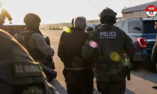 तहव्वुर राणा के प्रत्यर्पण की तस्वीरें आईं सामने, कमर में जंजीर, हाथ और पैर में बेड़ियां, जानें कब तक एनआईए की हिरासत में रहेगा तहव्वुर राणा के प्रत्यर्पण की तस्वीरें आईं सामने, कमर में जंजीर, हाथ और पैर में बेड़ियां, जानें कब तक एनआईए की हिरासत में रहेगा