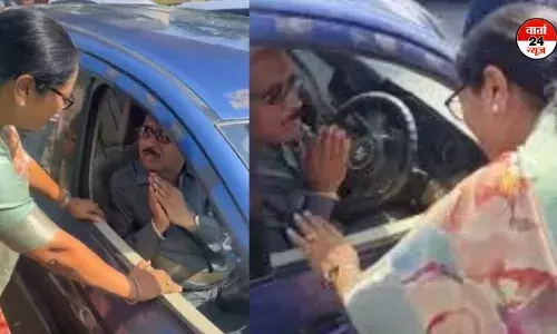 सड़क पर हुआ कुछ ऐसा कि सीएम रेखा को काफिला रोकना पड़ा, कार चालक को इस बात पर समझाई, देखें वीडियो सड़क पर हुआ कुछ ऐसा कि सीएम रेखा को काफिला रोकना पड़ा, कार चालक को इस बात पर समझाई, देखें वीडियो