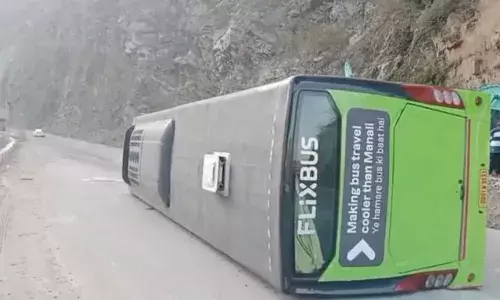 चंडीगढ़ मनाली हाईवे पर यात्रियों से भरी बस पहाड़ से टकराकर पलटी, 30 यात्री घायल चंडीगढ़ मनाली हाईवे पर यात्रियों से भरी बस पहाड़ से टकराकर पलटी, 30 यात्री घायल