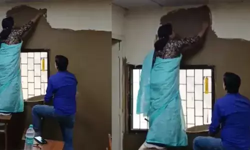 गर्मी में कक्षाएं ठंडी रखने के लिए प्रिंसिपल ने अपनाया देसी तरीका, दीवारों पर लगाया गोबर, देखें वायरल वीडियो गर्मी में कक्षाएं ठंडी रखने के लिए प्रिंसिपल ने अपनाया देसी तरीका, दीवारों पर लगाया गोबर, देखें वायरल वीडियो