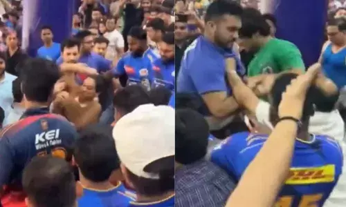 IPL 2025: दिल्ली बनाम मुंबई मैच के दौरान दर्शकों में जमकर हुई मारपीट, देखें वायरल वीडियो IPL 2025: दिल्ली बनाम मुंबई मैच के दौरान दर्शकों में जमकर हुई मारपीट, देखें वायरल वीडियो