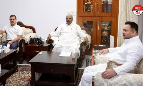 राजद और कांग्रेस के बीच बैठक! तेजस्वी के साथ बैठक में मल्लिकार्जुन खरगे और राहुल गांधी शामिल, जानें किन मुद्दों पर होगी बात राजद और कांग्रेस के बीच बैठक! तेजस्वी के साथ बैठक में मल्लिकार्जुन खरगे और राहुल गांधी शामिल, जानें किन मुद्दों पर होगी बात