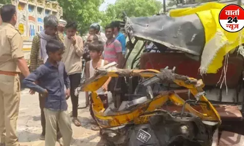 Bahraich Road Accident: भीषण सड़क हादसे में एक ही परिवार के छह लोगों की मौत, बस ने ऑटो को मारी टक्कर Bahraich Road Accident: भीषण सड़क हादसे में एक ही परिवार के छह लोगों की मौत, बस ने ऑटो को मारी टक्कर