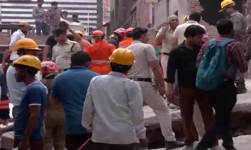 दिल्ली में 6 मंजिला इमारत भरभरा कर गिरी, मलबे में दबने से चार की मौत, दर्जन भर लोगों को बचाया गया दिल्ली में 6 मंजिला इमारत भरभरा कर गिरी, मलबे में दबने से चार की मौत, दर्जन भर लोगों को बचाया गया
