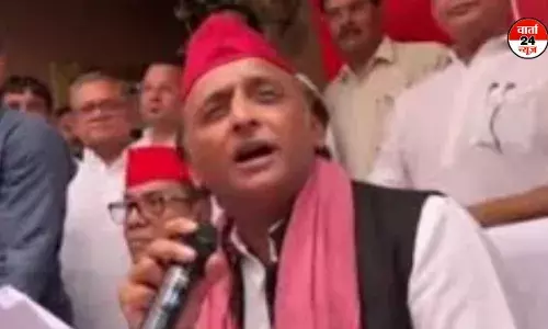 आगरा में बोले अखिलेश, जिसने लहराई तलवारें वो करणी नहीं योगी की स्वजातीय सेना, जो पिछड़ों-दलितों को डराना चाहती है आगरा में बोले अखिलेश, जिसने लहराई तलवारें वो करणी नहीं योगी की स्वजातीय सेना, जो पिछड़ों-दलितों को डराना चाहती है